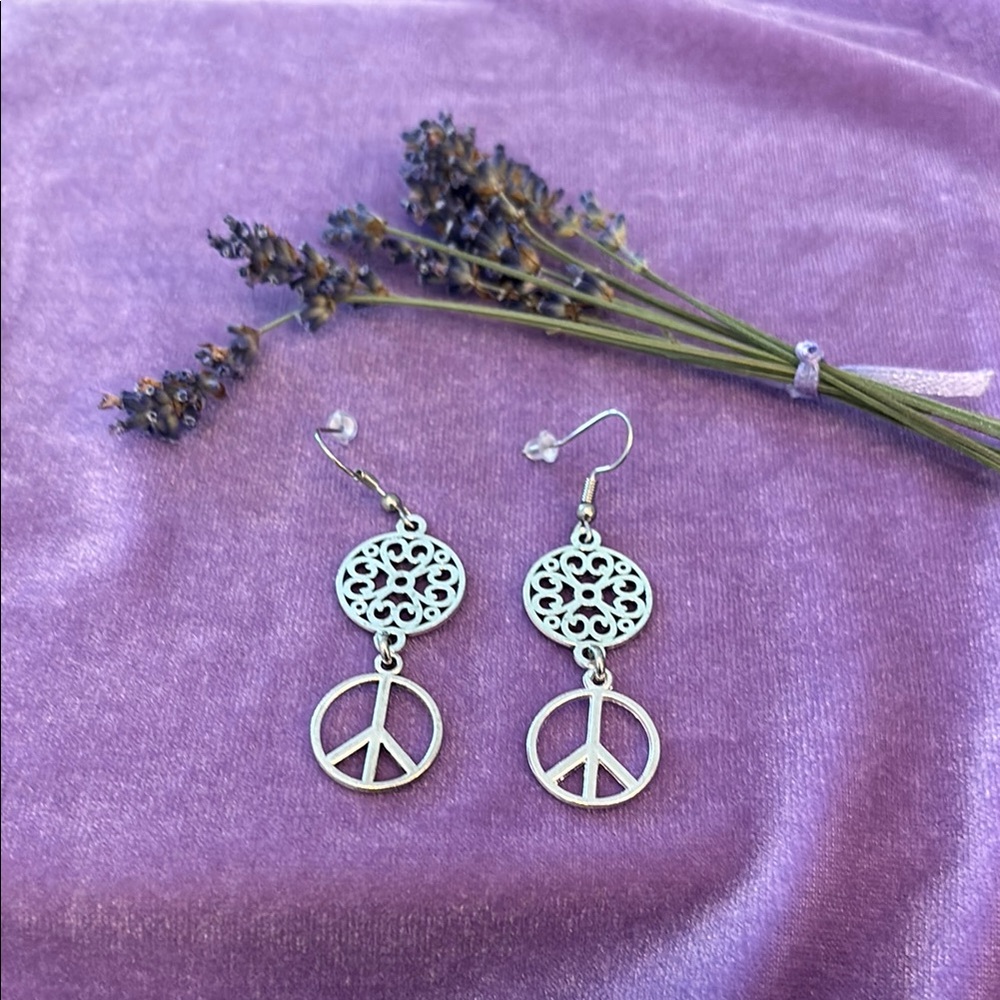 💜💜💜 3/$30 Peace & Love Forever ☮️ Silver Peace Sign Dangle Earrings E56